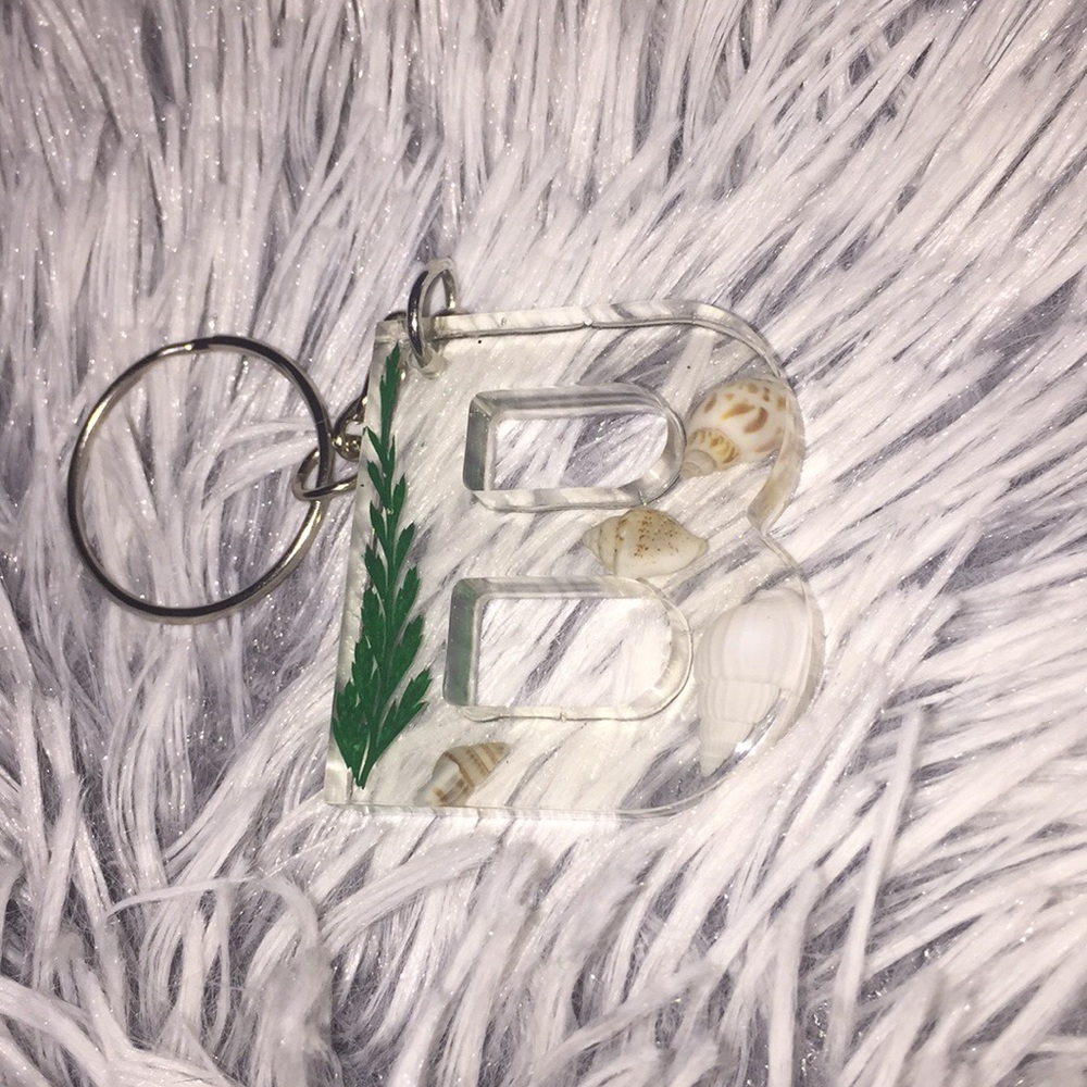 B resin handcrafted clear seashell keychain